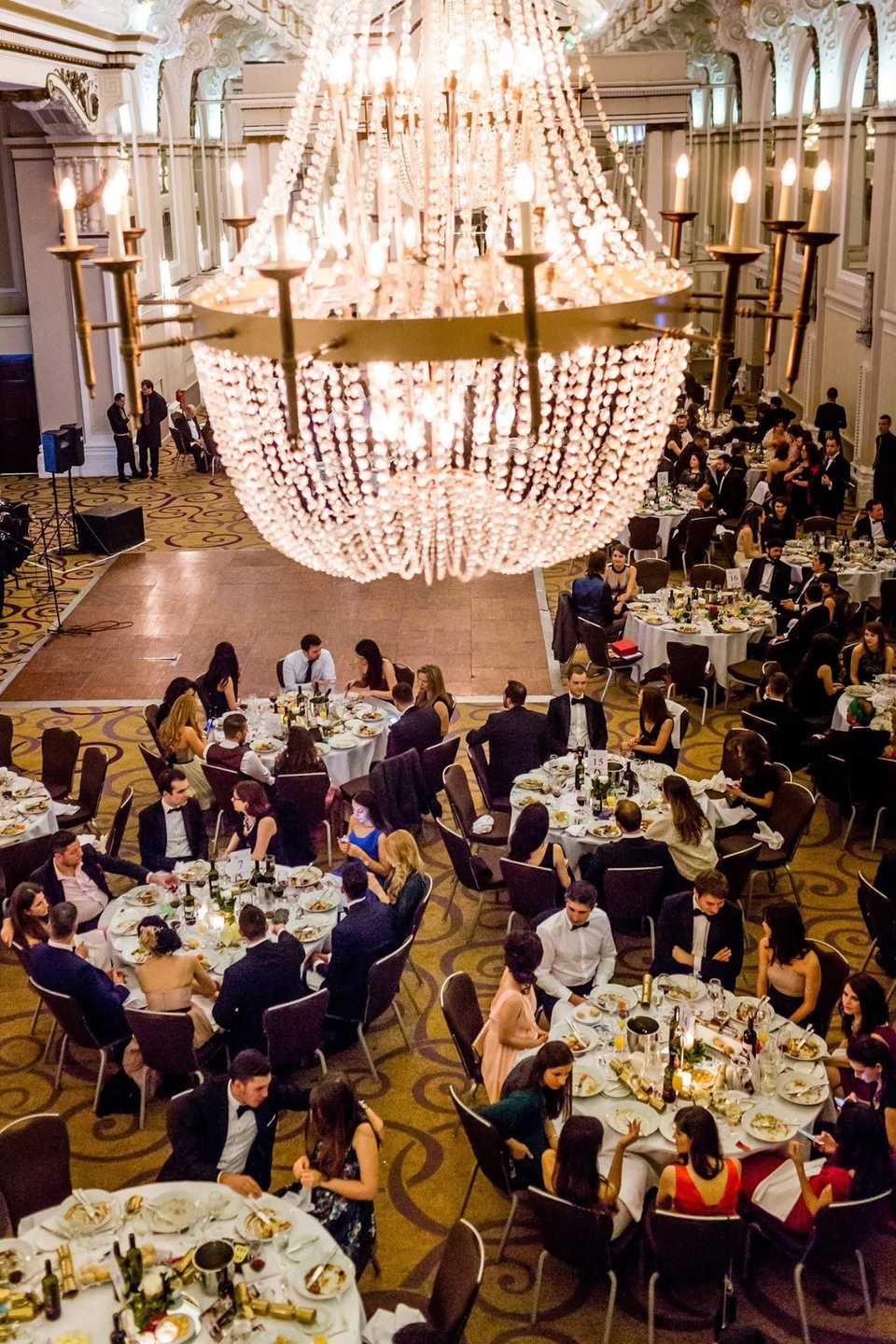Sala de bal văzută de sus, cu candelabrul de cristal și mesele rotunde, la ediția 2015