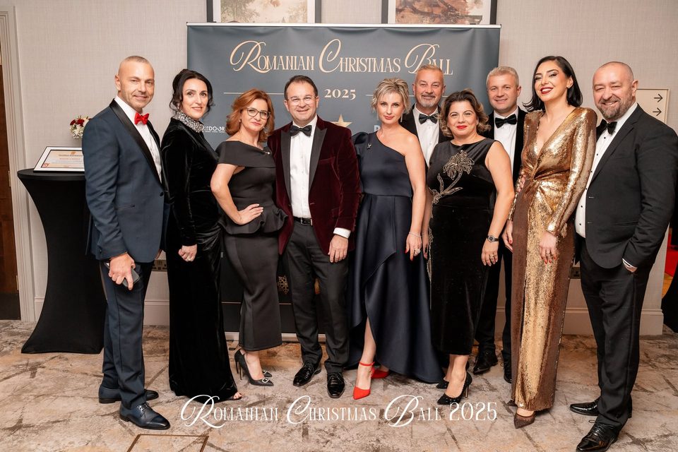 Organizatori și invitați în fața panoului Romanian Christmas Ball, la ediția 2025