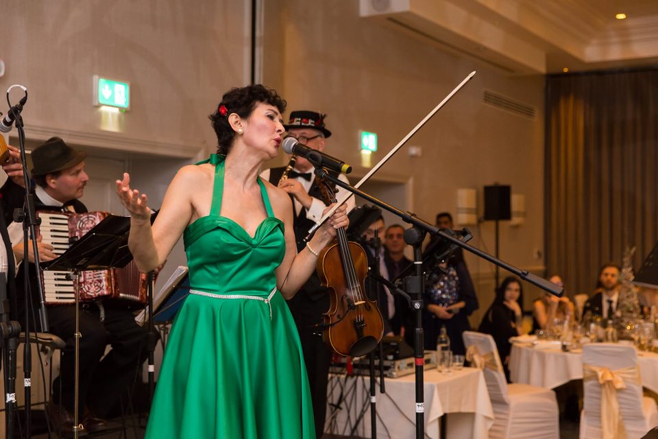 Violonistă și formația cântând live la ediția 2024