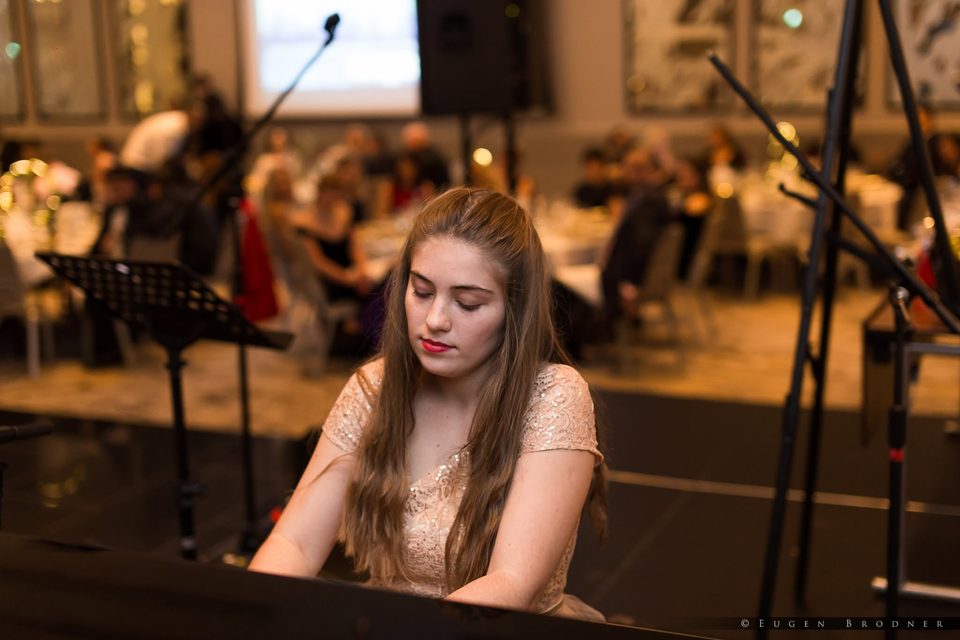 Pianistă cântând în timpul serii, la ediția 2019