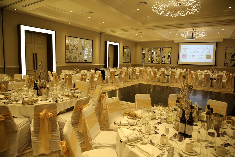 Sala de bal pregătită pentru cină, cu mesele aranjate și candelabre, la ediția 2024